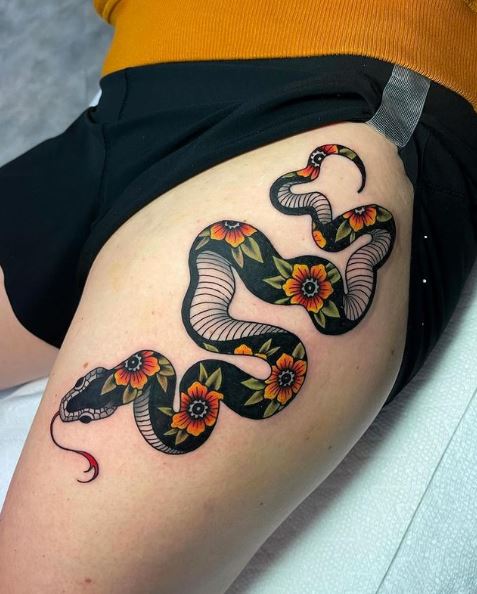 50 tatuagens de cobras que vão te fazer querer uma imediatamente