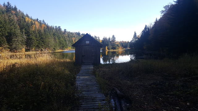 Petit lac croisé sur le sentier pédestre en direction du mont Echo