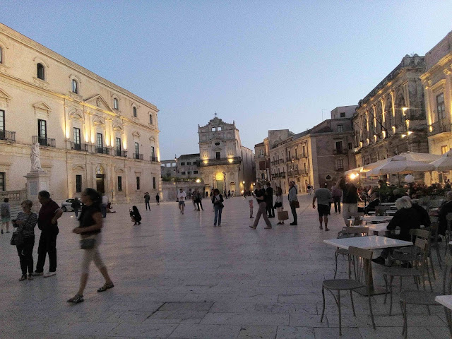 Piazza del duomo Siracusa at dusk