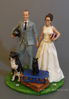 sposini cake topper realistico a tema viaggi decorazione torta nuziale con cani e gatti amici animali orme magiche