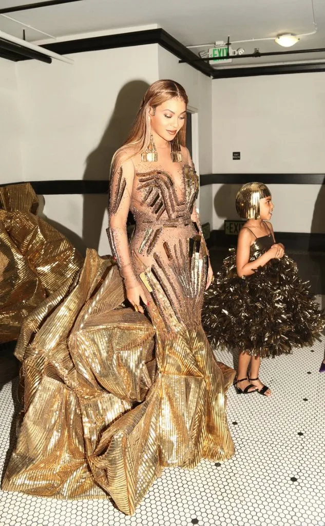 It took 35 workers about 10 days to complete the custom dress Beyonc? wore to Wearable Art Gala