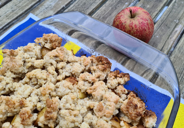 Rezept: Schwedischer Apfelauflauf mit Haferflocken. Ein einfaches und schnelles Rezept für Auflauf aus dem Backofen mit Äpfeln, Haferflocken und etwas Zimt, bei dem Kinder super mithelfen können!