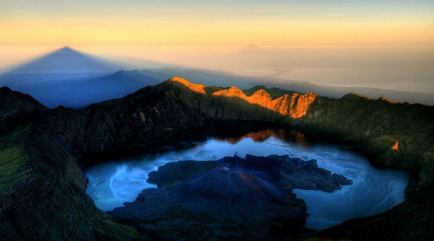 Mount Rinjani caldera worldstories-edi.blogspot.com