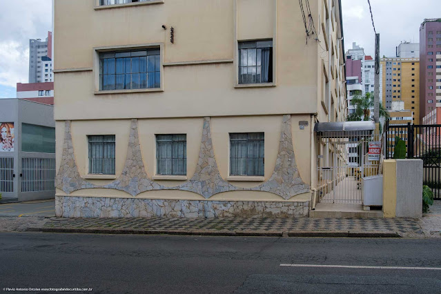 Edifício Brasília - detalhe da fachada com decoração em pedras que lembram as colunas do Palácio do Alvorada