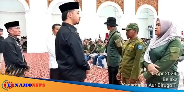 Wali Kota Erman Safar Serahkan Honorarium Serta Kelengkapan Satgas Satlinmas