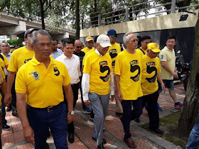 Image result for Gambar Mahathir pakai baju bersih