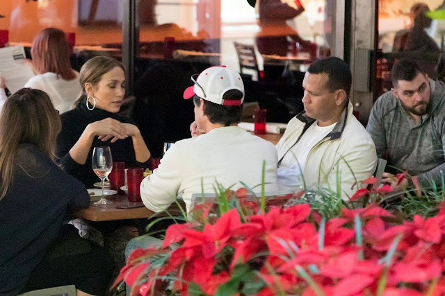 Jennifer Lopez and Alex Rodriguez Dines Picture at a Miami Restaurant
