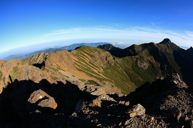 由玉山南峰望向北方的玉山主峰