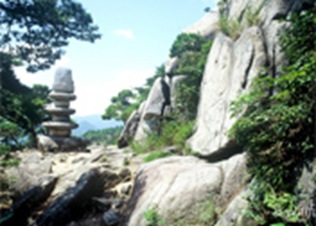 Gyeongju Yongjangsaji Ma-ae Seokgayeoraejwasang