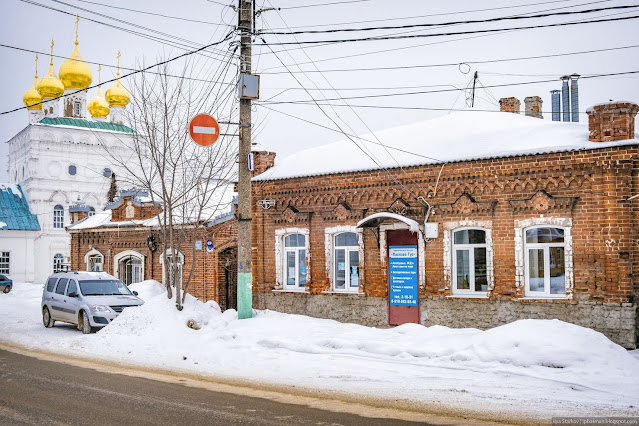 Два старых одноэтажных здания