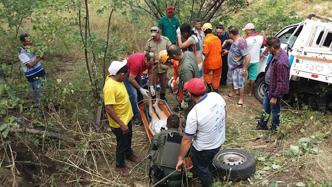 Caminhonete cai em ribanceira e vítimas são resgatadas por helicóptero da Ciopaer