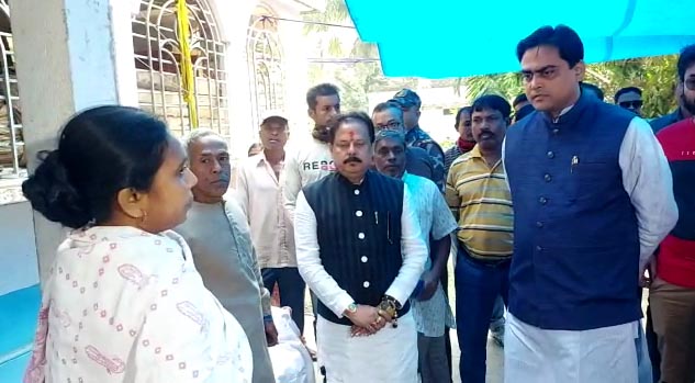 Union-Minister-stands-by-family-of-suicide-Anganwadi-worker