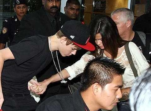 justin bieber y selena gomez en malasia. La llegada de Selena Gómez al