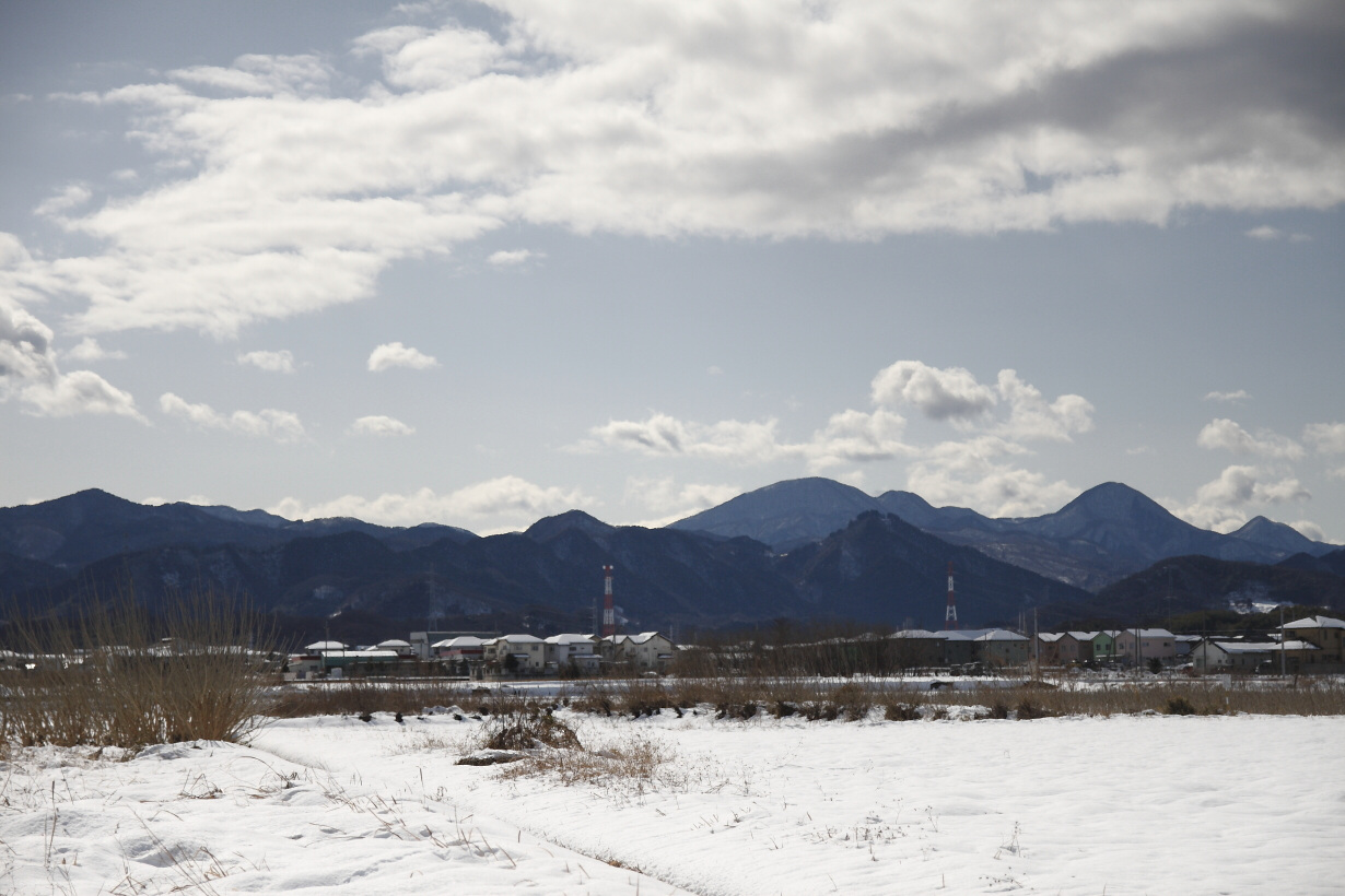 大雪残りの藤岡上大塚から御荷鉾山を