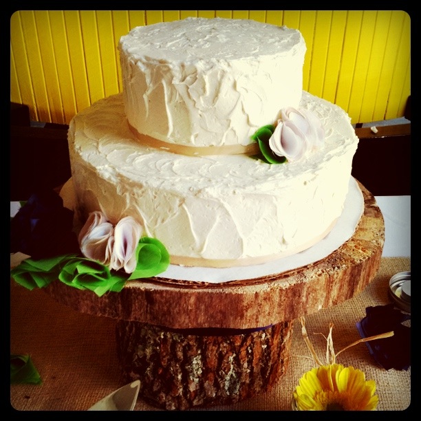 Cake and milk fabulous idea The rustic tree stump theme was carried out 