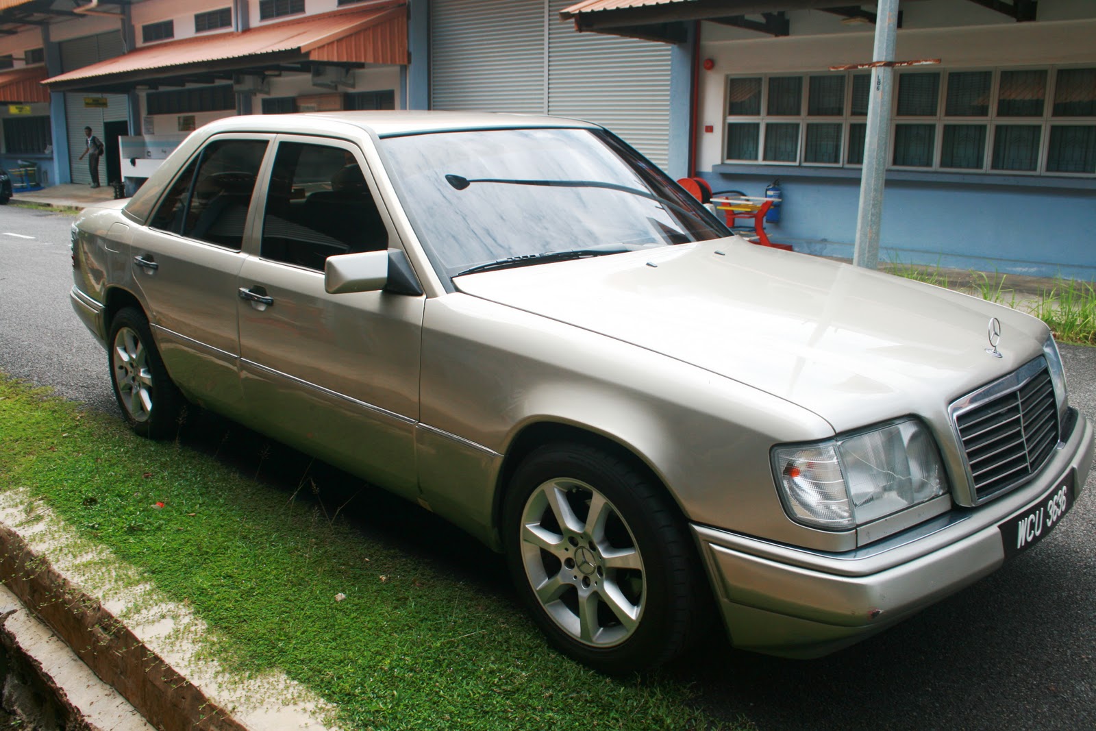 Johor Ke Terengganu.: Mercedes Benz E260 untuk dijual