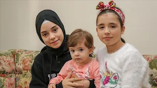 شقيقتان سوريتان يطلبان المساعدة لأطفال سوريا بثلاثة لغات(فيديو)