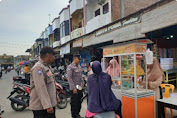 Personel Polsek Syamtalira Bayu Lakukan Pengamanan di Lokasi Penjualan Takjil Jelang Buka Puasa