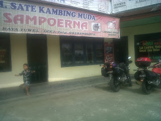 Makan Sate Kambing Muda