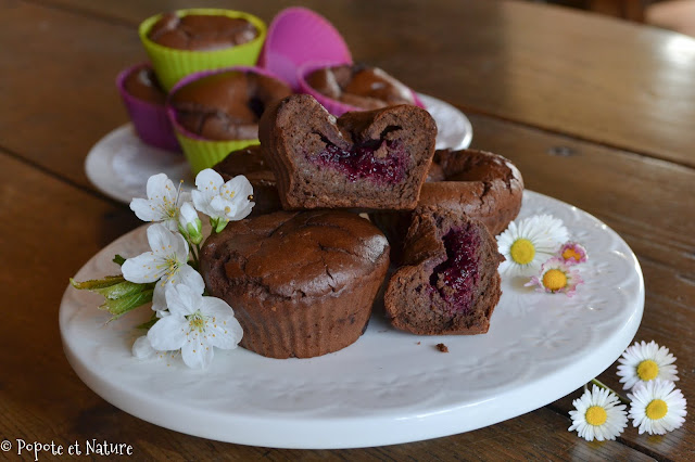 Muffins au chocolat et aux haricots rouges fourrés aux framboises © Popote et Nature