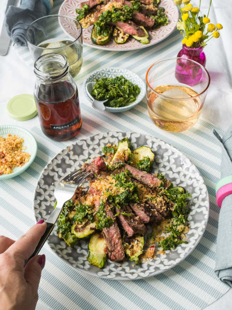 The recipe for grilled steak and zucchini with green salsa and spicy crunchy crumbs