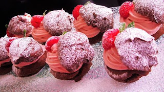 Profiteroli s malinama / Profiteroles with raspberries