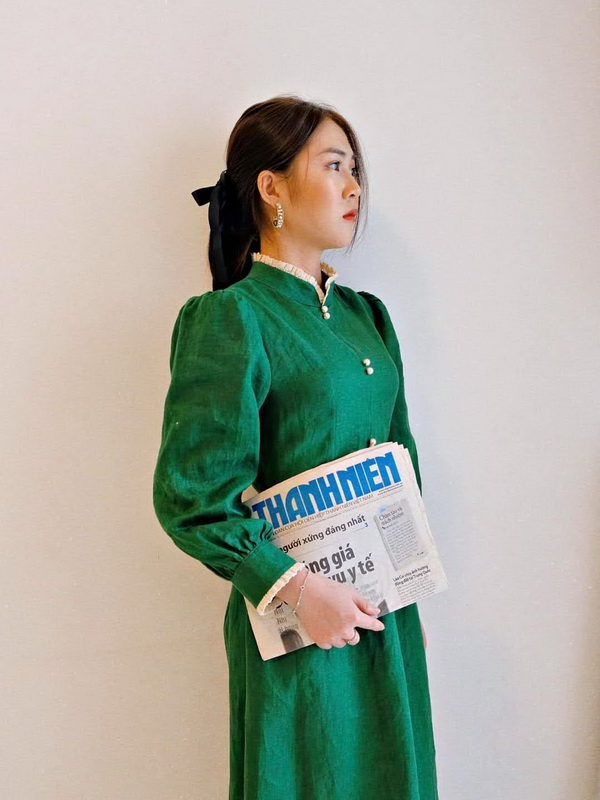 Thiếu nữ áo đầm xanh lá