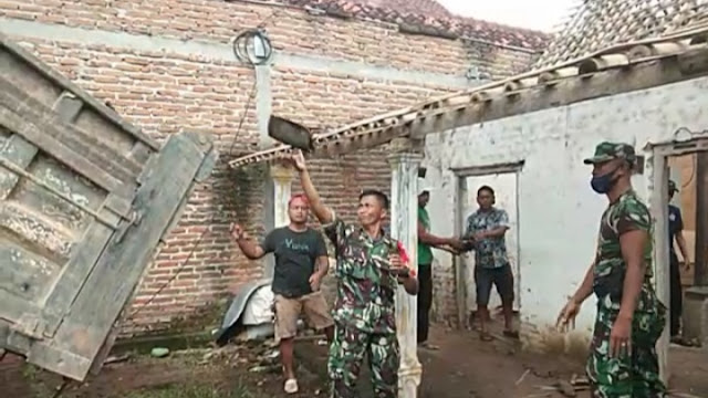 Babinsa Kodim 0802/Ponorogo Kerja Bakti Bongkar Rumah Warga Desa Binaan