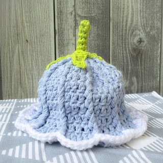 virkad blåklocka blåklockemössa baby barn bebis dopgåva nyfödd present crochet baby hat bluebell