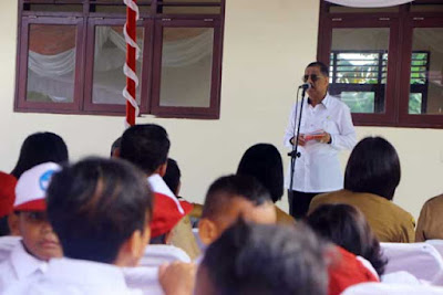 Ambon, Malukupost.com - Wali Kota Ambon Richard Louhenapessy mengajak seluruh kepala sekolah untuk menerapkan sistem pendidikan secara inklusif. "Pendidikan secara inklusif memberikan kesempatan bagi anak berkebutuhan khusus atau penyandang disabilitas untuk mengeyam pendidikan di sekolah," katanya saat meresmikan gedung Sekolah Dasar negeri 96 di Ambon, Senin (29/7). Menurut dia, pendidikan inklusif merupakan layanan pendidikan bagi peserta didik yang mempunyai kebutuhan pendidikan khusus di sekolah regular.