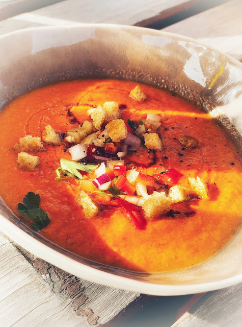 Gazpacho mit Croutons und Gemuesewüerfel