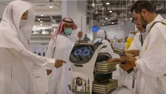 Robots distributing Holy Quran and books inside the Makkah Grand Mosque - Saudi-Expatriates.com