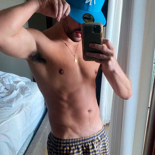 Foto amadora do cantor Bad Bunny exibindo o corpo sem camisa