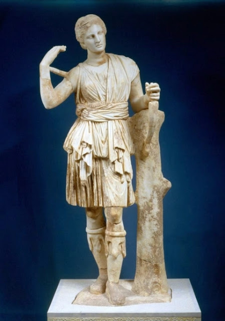 Το μαρμάρινο άγαλμα της Άρτεμης Λαφρίας με τόξο στο αριστερό χέρι