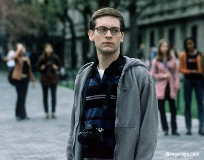 Peter Parker (Spider-Man 2002) diperankan oleh Tobey Maguire