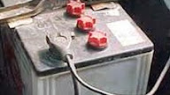 Cara Memperbaiki Aki Mobil dan Motor Soak