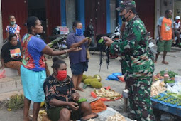 Herman Asaribab Bagikan 1200 Masker ke Warga Kota Jayapura