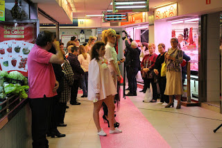 Una veintena de modelos desfila moda barakaldesa en la plaza del mercado