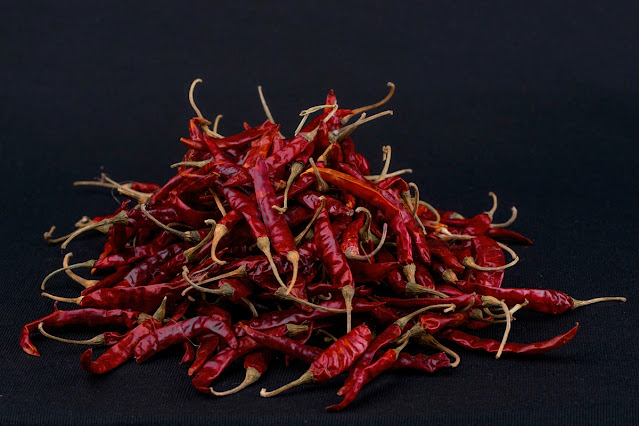 How does the spicy taste of chili affect the body?