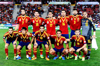 Selección de ESPAÑA - Temporada 2013-14 - Michu, Sergio Ramos, Arbeloa, Busquets, Piqué y Víctor Valdés; Pedro, Silva, Cesc, Xavi y Monreal - ESPAÑA 2 (Xavi Hernández y Negredo), BIELORRUSIA 1 (Kornilenko) - 11/10/2013 - Mundial de Brasil 2014, fase de clasificación - Palma de Mallorca, estadio Son Moix - Alineación: Víctor Valdés; Arbeloa, Piqué, Sergio Ramos, Monreal (Iniesta, 46'); Busquets, Xavi, Silva, Pedro, Cesc Fábregas (Koke, 83'); y Michu (Negredo, 57')