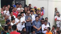 
Akar Super Berduka di Hari Kemenangan Versi Quick Count

