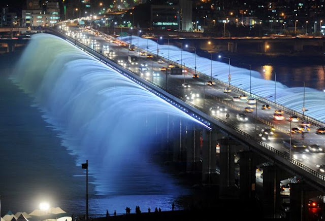 Banpo Bridge in Seoul, South Korea