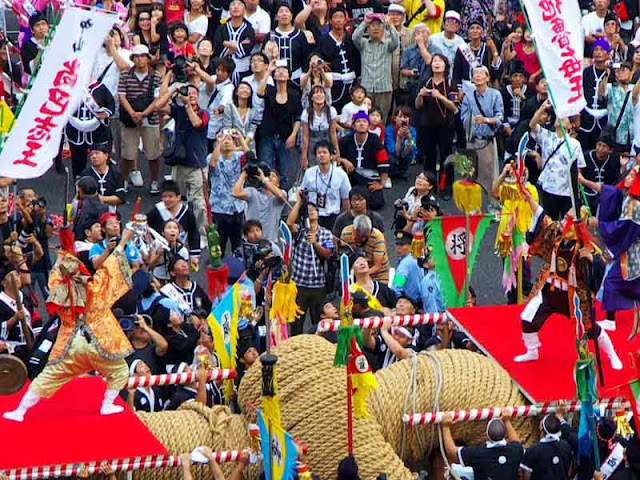 crowd at Naha Tug-O-War, Guinness Record rope