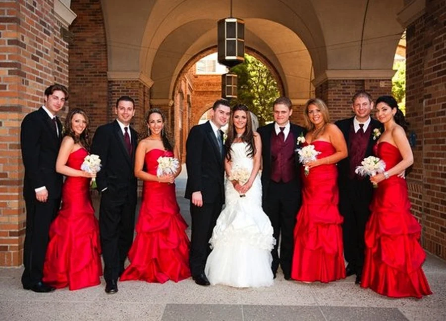 dama de honra casamento vermelho e branco