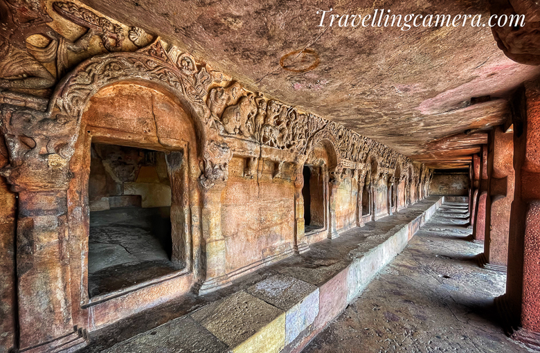 Several caves depict scenes of Jain monastic life, including meditating monks, ascetics engaged in spiritual practices, and various rituals. These carvings provide insights into the daily activities and practices of the Jain community.