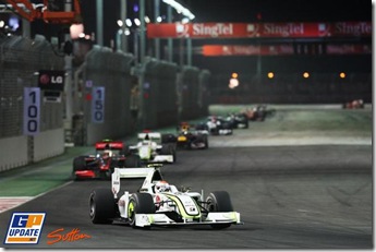Barrichello_frente_Button_138514