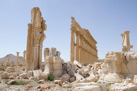 Siria: Isis colpisce ancora il patrimonio UNESCO di Palmira, distrutta parte del teatro