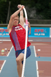What strategy underlies the soaring heights of competitive pole vaulting?