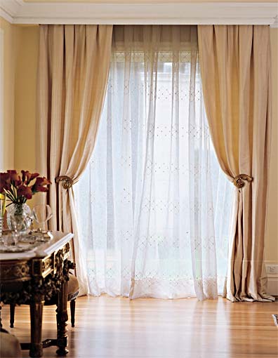 Utilizar cortinas curtas s em ambientes que tiverem um movel sob as 