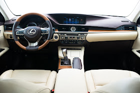 Interior view of 2016 Lexus ES 300h